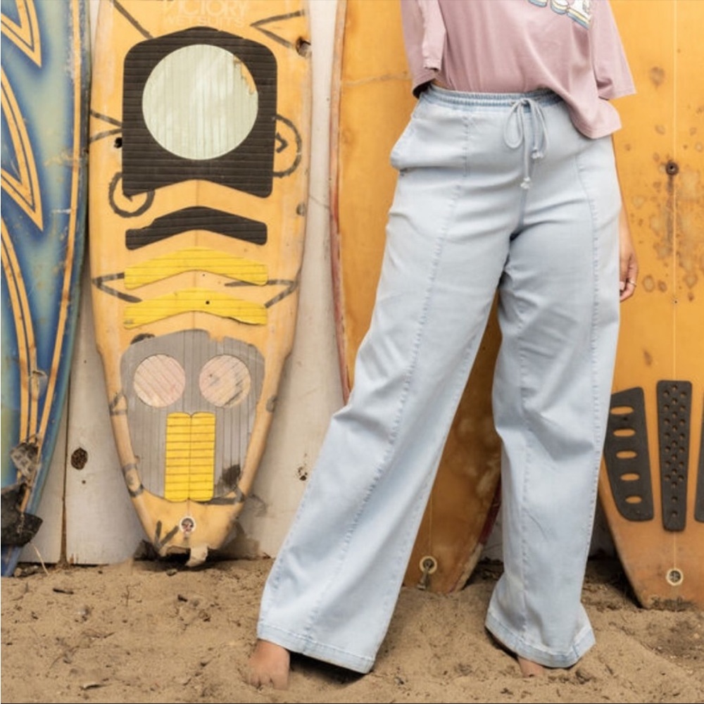 NWT - ARULA Frosted Blue Jogger Jeans